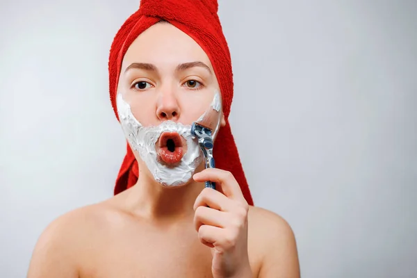 Menina Barba Sua Barba Com Uma Navalha — Fotografia de Stock