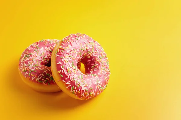 Два Рожеві Пончики Жовтому Фоні Видом Зверху Копіювати Простір — стокове фото