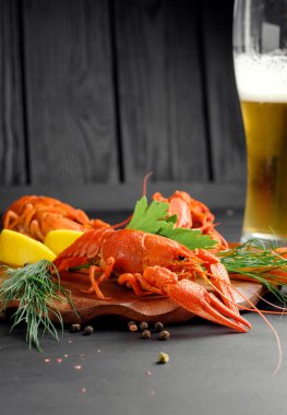 Limonlu ıstakoz ve siyah arka planda kuru biber.