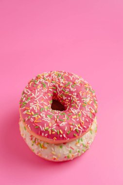 Pembe arka planda donutlar