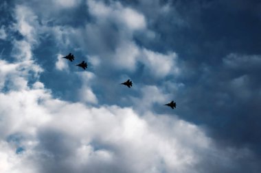 Gökyüzündeki savaşçıların silueti