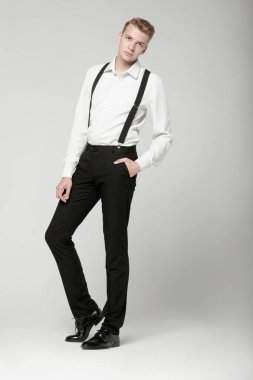 Klasik tarzda gri arka planda genç ciddi bir adam.