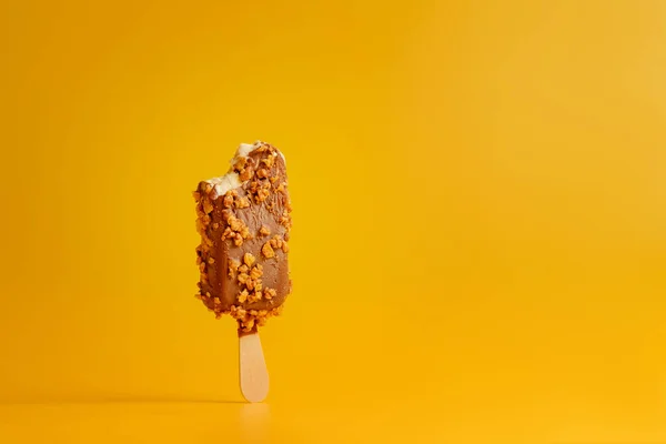 Шоколадное Мороженое Эскимо Желтом Фоне Откушенное Куска — стоковое фото