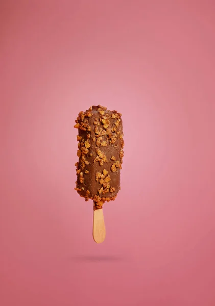 Шоколадное Мороженое Эскимо Хлопьями Розовом Фоне Висит Воздухе — стоковое фото