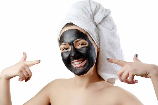 Närbild Porträtt Vacker Kvinna Med Ansiktsbehandling Svart Mask Vit Bakgrund — Stockfoto