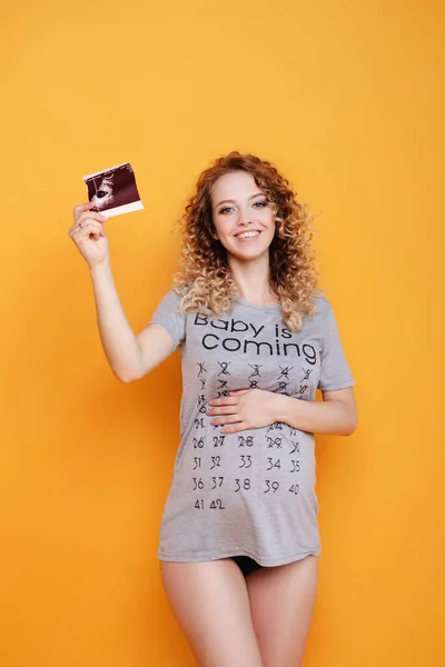 Pregnant Young Beautiful Fashion Blonde Model Woman Studio Holds Ultrasound — Stock Photo, Image