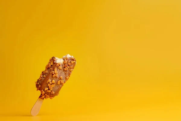 Gelado Chocolate Picolé Fundo Amarelo Mordido Fora Uma Peça — Fotografia de Stock