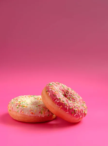 Пончики Рожевому Фоні — стокове фото