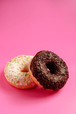 Pembe arka planda donutlar