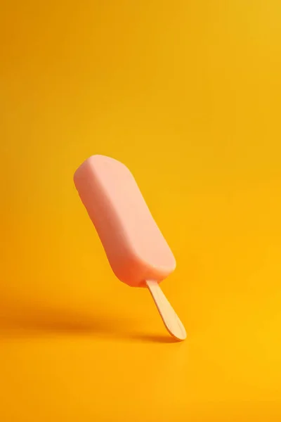 Gelado Rosa Picolé Fundo Amarelo — Fotografia de Stock