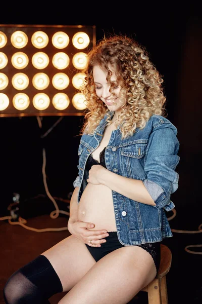 Enceinte Jeune Belle Femme Modèle Blonde Mode Jean Veste Studio — Photo