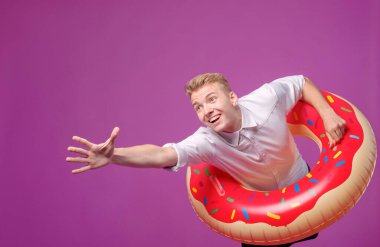 Yüzme çemberi olan bir ofis çalışanı tatil istiyor.