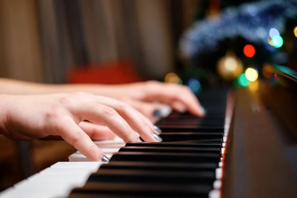 Manos Las Mujeres Piano Primer Plano Hermoso Bokeh Fondo Mano —  Fotos de Stock