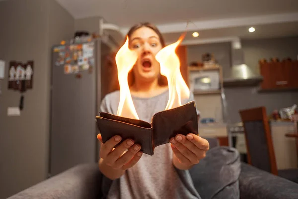 Junge Frau Mit Portemonnaie Geldbörse Flammen Überraschtes Mädchen Magischer Konzeptfokus — Stockfoto