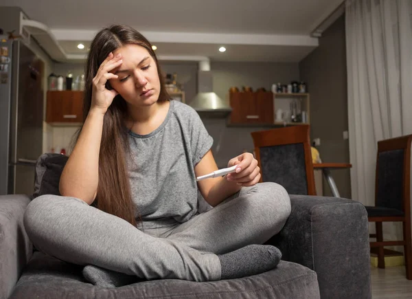 Chateado Jovem Mulher Teste Gravidez — Fotografia de Stock