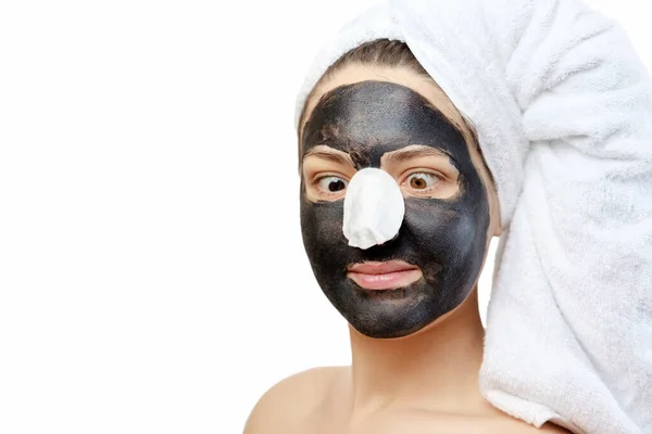 Närbild Porträtt Roligt Vacker Kvinna Med Ansiktsbehandling Svart Mask Vit — Stockfoto