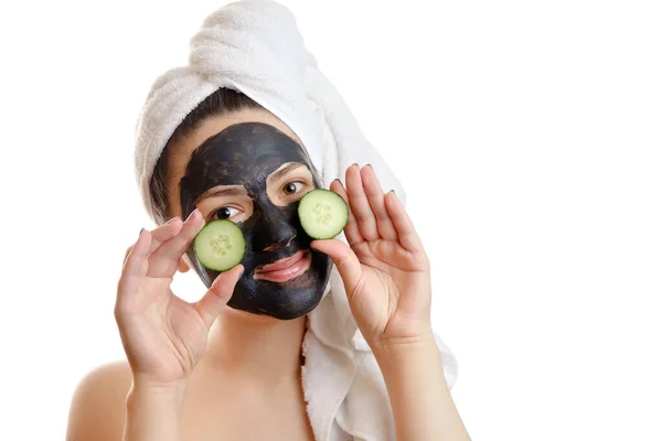 Retrato Cerca Hermosa Mujer Con Máscara Facial Negro Rodajas Pepino — Foto de Stock