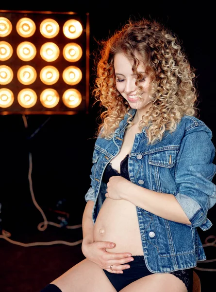 Enceinte Jeune Belle Femme Modèle Blonde Mode Jean Veste Studio — Photo