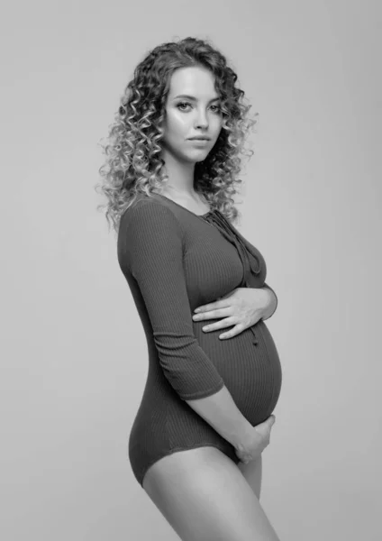 Retrato Embarazada Joven Hermosa Modelo Mujer Estudio Sobre Fondo Gris — Foto de Stock