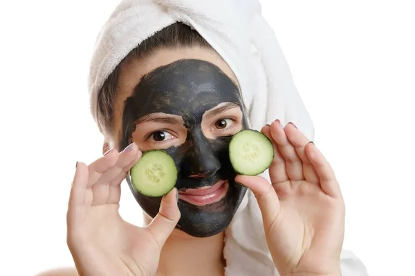 Retrato Cerca Hermosa Mujer Con Máscara Facial Negro Rodajas Pepino — Foto de Stock