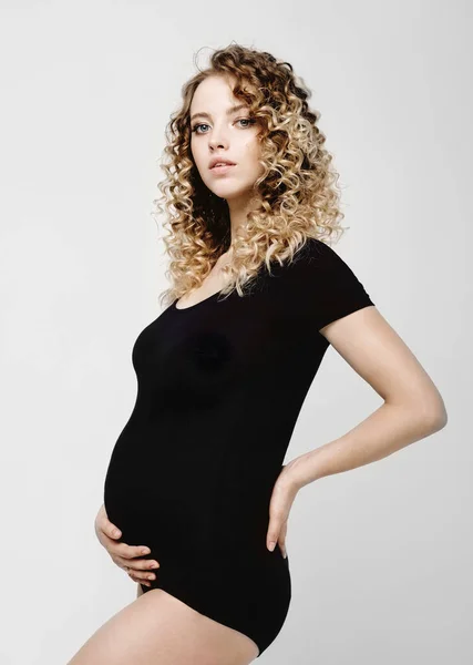 Gri Arka Planda Siyah Vücutlu Hamile Güzel Bir Manken Kadın — Stok fotoğraf