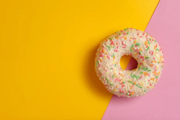 Пончик Рожево Жовтому Фоні — стокове фото