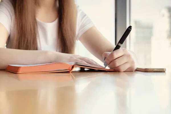 Pluma Mano Femenina Para Escribir Diario Fotos De Stock Sin Royalties Gratis