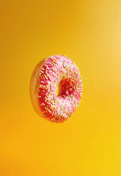 Рожевий Пончик Жовтому Фоні — стокове фото