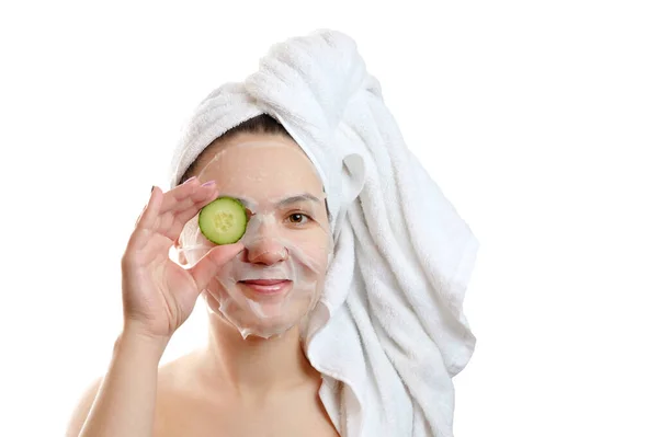 Close Retrato Bela Mulher Com Máscara Facial Pepino Fatias Suas — Fotografia de Stock