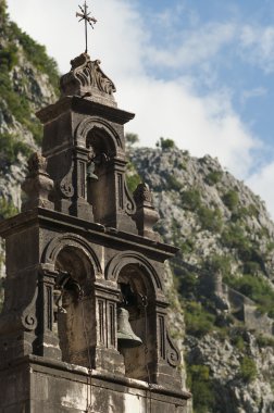 Çan kulesi dağlarda