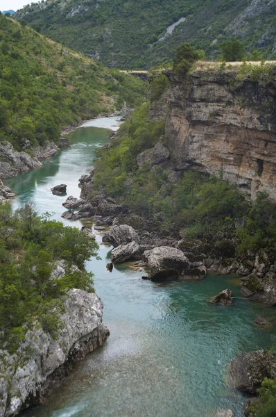 El río de montaña en el cañón — Foto de Stock