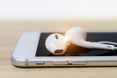 Kulaklık ve telefon. Yumuşak odak.