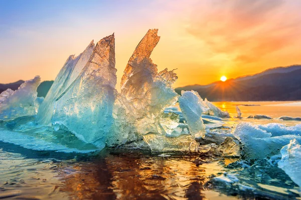 Muy grande y hermoso trozo de hielo al amanecer en invierno . —  Fotos de Stock