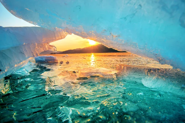 Πολύ μεγάλο και όμορφο κομμάτι πάγου στην Ανατολή του ήλιου το χειμώνα. — Φωτογραφία Αρχείου