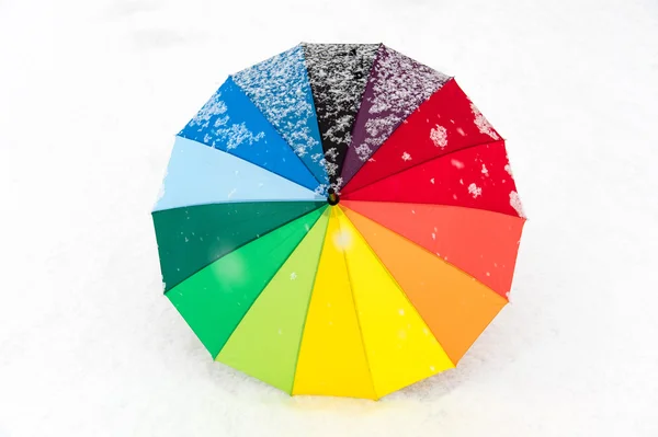 Paraguas colorido en la nieve fresca . —  Fotos de Stock