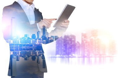 İşadamı holding tablet bulanık cityscape arka plan, iş kavramı ile çift pozlama.