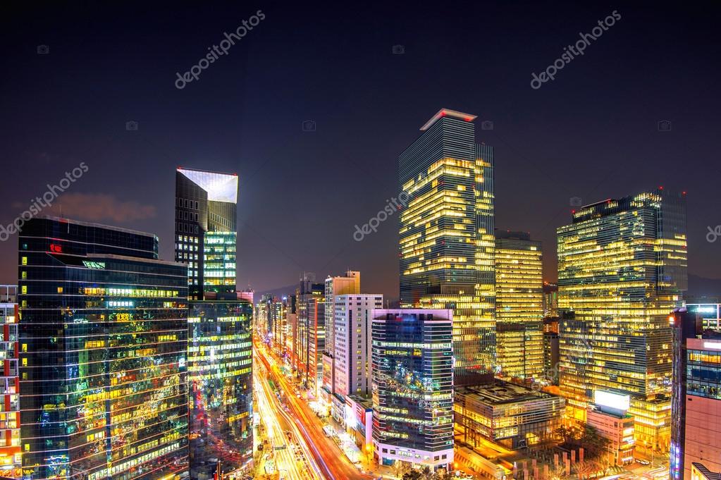 韓国の街並み 韓国 ソウルの江南地区の交差点を抜ける夜のトラフィック ストック写真 C Praewa Koreashopping Hotmail Com