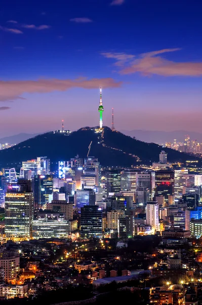 Vista do centro da cidade e da torre de Seul em Seul, Coreia do Sul. — Fotografia de Stock