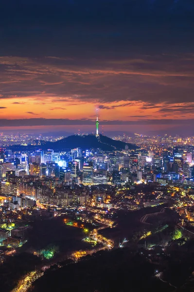 Вид на центр города и башню Seoul в Seoul, Южная Корея. — стоковое фото