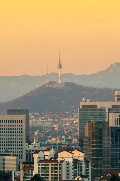 서울 타워와 황금 빛에 서울 도시 풍경 보기. — 스톡 사진