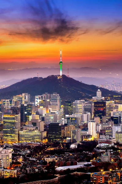 Vista do centro da cidade e da torre de Seul em Seul, Coreia do Sul. — Fotografia de Stock