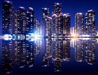 Busan cityscape yansıma effact, Güney Kore manzarası ile. (Koyu tonu)