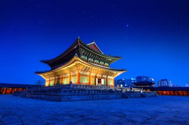 Seoul, Kore gece Gyeongbokgung Sarayı.