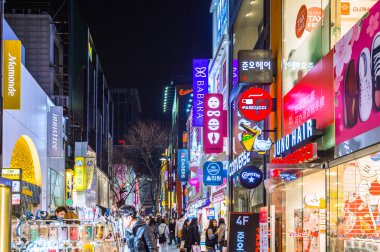 Myeong-Dong Market alışveriş caddesi Seul'deki büyük.