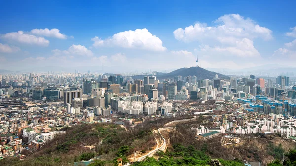 韓国ソウルのダウンタウンの街並みとソウルタワーの眺め — ストック写真