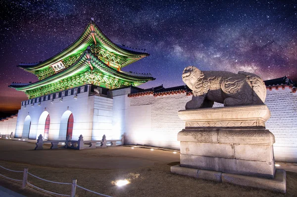 Palacio Gyeongbokgung y Vía Láctea en Seúl, Corea del Sur . — Foto de Stock