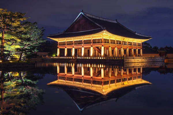 夜、ソウルの景福宮. — ストック写真