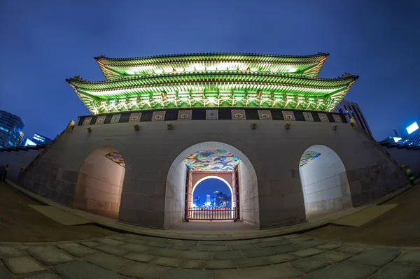Παλάτι Gyeongbokgung τη νύχτα στη Σεούλ, Νότια Κορέα. — Φωτογραφία Αρχείου