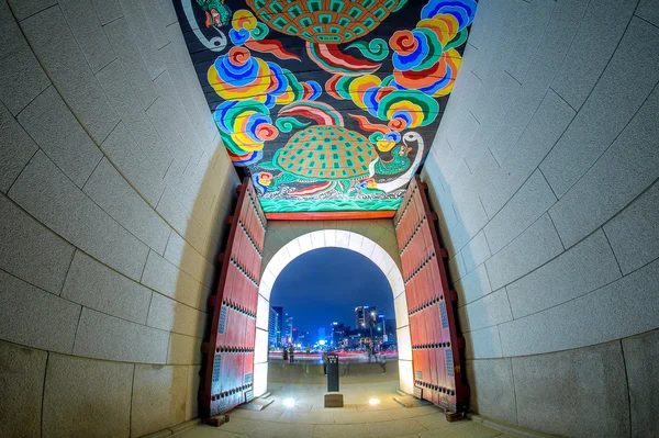 Παλάτι Gyeongbokgung τη νύχτα στη Σεούλ, Νότια Κορέα. — Φωτογραφία Αρχείου