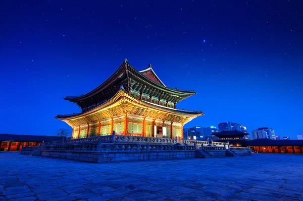 Gyeongbokgung Palace à noite em Seul, Coréia . — Fotografia de Stock